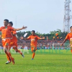Pemain Persibo merayakan golnya ke gawang Bumi Wali FC. foto: EKY NURHADI/ BANGSAONLINE