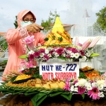 Wali Kota Risma memotong tumpeng HJKS ke-727. foto: ist.