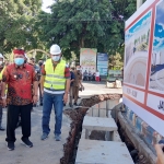 Plt Bupati Nganjuk Marhaen Djumadi meninjau pembangunan pedestrian. foto: BAMBANG/ BANGSAONLINE