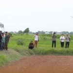 Gubernur Khofifah ketika menyaksikan penanaman kedelai menggunakan drone ke lahan seluas 3,5 hektare di Desa Dlemer, Kecamatan Arosbaya, Bangkalan.