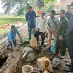 Anggota Komisi II DPRD Kota Mojokerto menggelar sidak proyek drainase di Jalan Raya Semeru dan sejumlah proyek yang ditengarai tak selesai tepat waktu. foto: YUDI EP/ BANGSAONLINE
