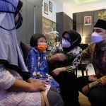 Wali Kota Eri didampingi istri yang juga Ketua TP PKK Kota Surabaya saat bertemu Ara bersama kedua orang tuanya di Mapolrestabes Surabaya, Sabtu (27/3/2021). foto: ist.
