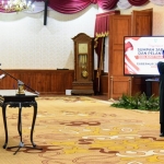 Gubernur Jatim Khofifah saat melantik Wabup Tulungagung Gatut Sunu Wibowo sisa masa jabatan 2018-2023, di Gedung Negara Grahadi Surabaya, Selasa (2/11) sore.