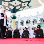 Gubernur Jatim Khofifah saat menyapa anak-anak yatim usai penyerahan santunan di Masjid Agung Al Anwar Kota Pasuruan.
