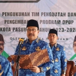 Wali Kota Pasuruan, Saifullah Yusuf, saat  mengukuhkan Tim Penguatan dan Pengembangan Program OPOP periode 2023-2026.