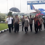 Gubernur Khofifah bersama Kapolda Jatim usai melepas Mendagri Tito Karnavian di Lanud Iswahyud, Magetan. foto: DIDI ROSADI/ BANGSAONLINE