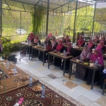 Wakil Ketua DPRD Gresik Nur Saidah saat memberikan arahan kepada pengusaha perempuan yang tergabung di Ipemi. foto: SYUHUD/ BANGSAONLINE