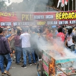 Puluhan PKL dari kawasan SGL saat demo dan membakar gerobak di depan Pendopo Panjalu Jayati. Foto: MUJI HARJITA/BANGSAONLINE