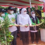 Gubernur Jawa Timur Khofifah Indar Parawansa dengan didampingi Bupati Jombang Hj Mundjidah Wahab, meresmikan revitalisasi Alun-Alun Kota Santri, Senin (21/2/22).