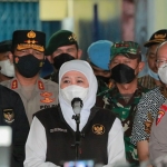 Gubernur Jawa Timur, Khofifah Indar Parawansa, saat konferensi pers usai meninjau korban tragedi Kanjuruhan Malang.