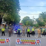 Satlantas Polres Ponorogo saat memberlakukan physical distancing di ruas jalan utama Kabupaten Ponorogo.