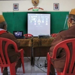 Para Veteran saat mengajar secara virtual. foto: ist.