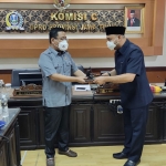 Abdul Halim menerima palu dari Wakil Ketua DPRD Jatim, Anwar Sadad sebagai simbolik Ketua Komisi C DPRD Jatim. foto: ist.