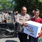 Kapolres Ngawi, AKBP. Dwiasi Wiyatputera menyerahkan bantuan sembako kepada salah satu sopir di wilayah kecamatan Kwadungan, Selasa (13/9/2022)
