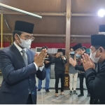 R. Abdul Latif Imron Amin Bupati Bangkalan saat memberikan ucapan selamat kepada M. Ainul Gufron beserta 3 pejabat lainnya setelah diambil sumpah dan dilantik di Pendopo, Kamis (9/12/2021) malam.