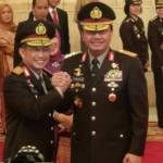 Kapolri Jenderal Tito Karnavian berjabattangan  dengan Wakapolri Komisaris Jenderal Budi Gunawan usai dilantik di Istana Kepresidenan, 13 Juli 2016. TEMPO/Istman