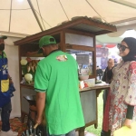 Ketua TP PKK Kota Kediri, Ferry Silviana Abu Bakar, saat mengunjungi salah satu stan di Street Food Festival Explorasa 2023. Foto: Ist 