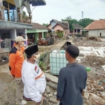 Ketua DPW PKS Jatim, Irwan Setiawan meninjau penyaluran bantuan air bersih untuk korban banjir Jombang. foto: istimewa