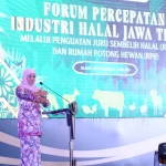 Gubernur Khofifah saat memberi sambutan dalam Forum Percepatan Industri Halal.