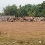Lapangan Desa Kaligunting yang harusnya dipakai untuk kegiatan warga malah digunakan untuk membuang bekas galian  foto: HENDRO/BANGSAONLINE