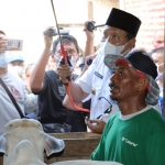Bupati Pasuruan H. M. Irsyad Yusuf didampingi Kapolres Pasuruan AKBP Erick Frendriz saat meninjau hewan ternak di Kecamatan Rembang.