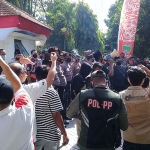 Puluhan Massa PMII Pasuruan saat menggelar demo di depan Gedung DPRD Kabupaten Pasuruan, Selasa (11/8/2020). (foto: ist).