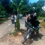 Pengendara sepeda motor hampir terjatuh ketika melintas di jalan yang rusak di Desa Juluk, Saronggi, Sumenep. foto: faisal er/Bangsa Online