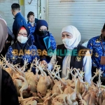 Gubernur Jawa Timur, Khofifah Indar Parawansa, didampingi Wakil Bupati Gresik, Aminatun Habibah, saat bertanya kepada pedagang ayam potong ketika sidak di Pasar Baru. Foto: SYUHUD/ BANGSAONLINE