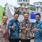 Bupati Sambari dan Wabup Qosim saat mengenakan batik Pamiluto Ceplokan pada kirab industri yang dihadiri Wakil Gubernur Jawa Timur Saifullah Yusuf, tahun lalu. foto: SYUHUD/ BANGSAONLINE