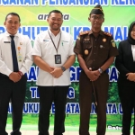 Jajaran KPH Malang bersama Kejari Kota Batu foto bersama usai penandatanganan kerja sama.