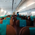 Para penumpang pesawat Garuda penerbangan GA 127 di Bandara Sultan Thaha Jambi tujuan Jakarta dan Surabaya. Foto: BANGSAONLINE.COM.