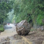Batu besar di bahu jalan Trenggalek - Ponorogo akibat longsor. foto: herman/ bangsaonline