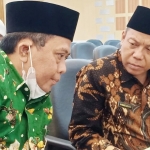 Kepala Kantor Kemenag Tuban Ahmad Munir (kanan) didampingi Kasi Penyelenggaraan Ibadah Haji dan Umrah Kemenag Tuban saat menghadiri undangan Komisi IV DPRD Tuban.