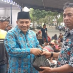 Ketua DPC Demokrat Kota Malang, Imron, saat membagikan daging kurban kepada masyarakat.
