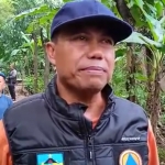 Kepala Pelaksana BPBD Kabupaten Kediri Edy Suprapto memberi keterangan kepada wartawan di lokasi tanggul jebol. Foto: Ist.