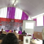 Salah satu forum di tingkat PPK Kecamatan Mojoroto saat melakukan proses rekapitulasi. foto: ARIF KURNIAWAN/ BANGSAONLINE