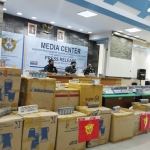 Kepala KPPBC Tipe Madya Cukai Kediri Sunaryo (tengah) saat menggelar jumpa pers di Kantor Bea Cukai Kediri. foto: ist.
