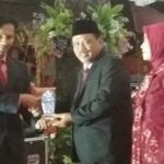 Plt Bupati Nganjuk Marhaen Jumadi foto bersama para penerima penghargaan pada malam puncak acara Resepsi Kenegaraan. foto: BAMBANG DJ/BANGSAONLINE