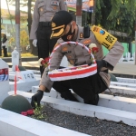 Kapolres Pasuruan AKBP Rofiq Ripto Himawan saat ziarah ke Makam Pahlawan Bangil.