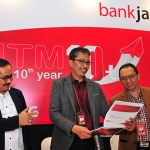 Direktur Utama Bank Jatim, Busrul Iman, saat memaparkan kinerja keuangan perusahaan Semester I 2022.