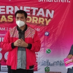 Regional Head Greater Smartfren, Litoco Gunawan, didampingi humas, Mbak Neng, saat tanya jawab dengan awak media soal target Smartfren di Jawa Timur. Foto: YUDI EKO PURNOMO/BANGSAONLINE