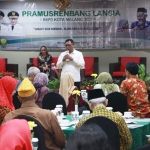 Wawali Kota Malang Sofyan Edi Jarwoko saat memberikan sambutan di hadapan Lansia dalam acara Pra Musrenbang, di Hotel Savana Malang, Kamis (21/11). foto: IWAN IRAWAN/ BANGSAONLINE