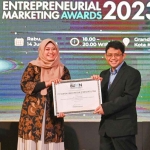 Deputy Chairman MCorp, Taufik (kanan) menyerahkan penghargaan BUMN Entrepreneurial Marketing Awards 2023 kepada GM of Product Management SIG, Sasha Media. Foto: Ist.