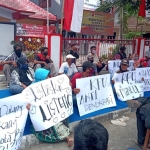 Massa yang menamakan diri Forum Peduli Independen (FPI) Kota Blitar menggeruduk Kantor Bawaslu setempat, Minggu (6/9/2020). 