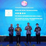 Tim Rumah Sakit Umum Daerah (RSUD) dr. Iskak Tulungagung, Jawa Timur saat menerima TOP DIGITAL Awards 2022 yang berlangsung di Jakarta, Kamis (15/12/2022) lalu.