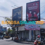 Reklame Ganjar Pranowo yang terpasang seperti semula usai dicopot Satpol PP Sampang. Foto: MUTAMMIM/BANGSAONLINE
