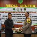 Kapolres Ngawi, AKBP Dwiasi Wiyaputera, usai menandatangani nota kesepahaman (MoU) E-Berpadu di pengadilan negeri setempat.