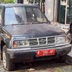Kendaraan operasional Pemkab Gresik yang dibeli dari uang rakyat teronggok rusak tak terawat. foto: SYUHUD/ BANGSAONLINE.com
