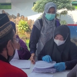 Suasana saat WBP Lapas Surabaya mengikuti pemeriksaan penyakit menular seksual.