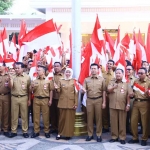 Gubernur Khofifah saat mengibarkan bendera merah putih ketika Apel Pagi di Halaman Kantor Sekdaprov Jatim.